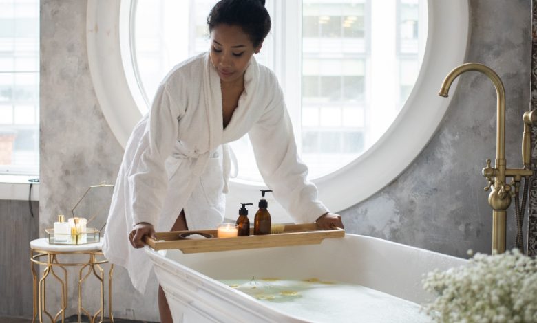 10 فوائد للحمّام الملحيّ