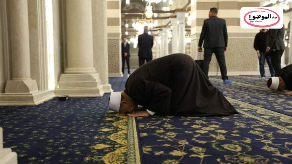 شيخ الأزهر يزور مقام السيدة زينب ويصلي بمسجده